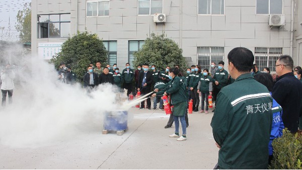 XK.COM星空体育(中国)科技公司加强安全意识，全体员工进行消防演练